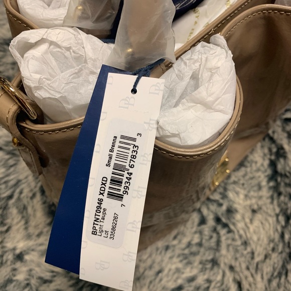 Brand New Dooney & Bourke crossbody purse - Picture 2 of 4